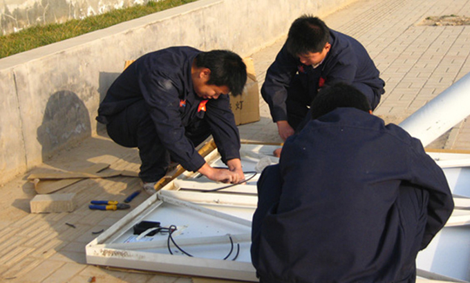 Installation of solar street light components