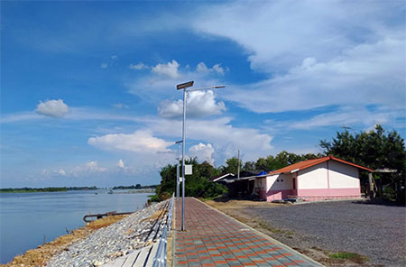 80W All in Two Solar Street Light for Lakeside in Indonesia