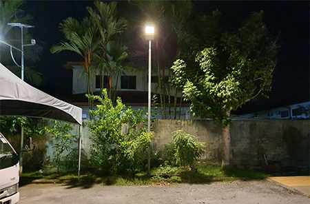 100W-All-In-One-Solar-Street-Lamp-Lighting-Up-Villas-in-Malaysia