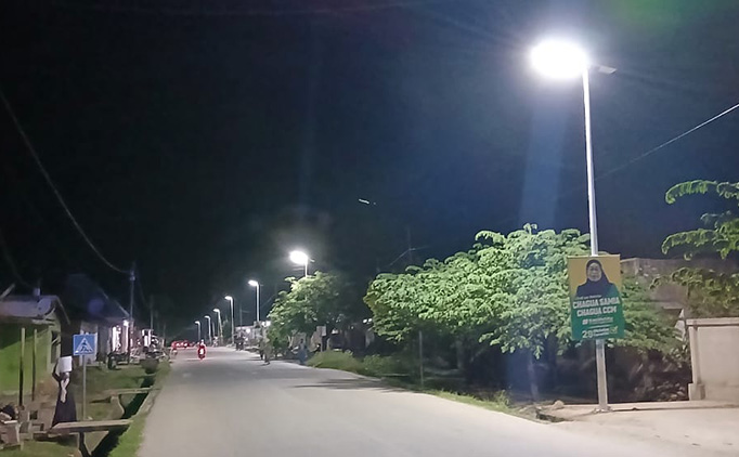 Tanzania-100-Sets-All-In-One-Solar-Street-Light.jpg